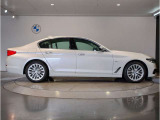 【BMWの伝統-3】BMWのお車は、“駆け抜ける歓び”を体現しております。走行の安定性とコーナリングの良さを追求し、思い通りにハンドルの操作可能です。