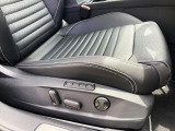 ブラック基調のフルレザースポーツコンフォートシート。運転席および助手席にはシートヒーターおよびシートに涼しい風を送るシートベンチレーターも装備、1年を通して常に快適な環境を提供するアイテムです。