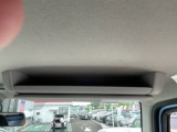 運転席の上の部分にスペースがございます