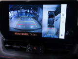 パノラミックビューモニター付きです。車両を上から見たような映像をディスプレイオーディオ画面に表示。運転席からの目視だけでは見にくい、車両周辺の状況をリアルタイムでしっかり確認できます。