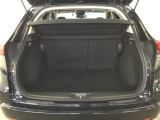 トランクの広さは、どうです、たくさんの荷物が積めますよ。トノカバー付き。荷室のプライバシーを守ってくれます。見た目もスッキリ、防犯性も高まります。