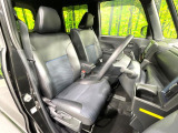 運転席まわりには十分なスペースがあり、大柄な方でもゆったり運転していただける環境です。