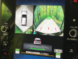 【マルチテレインモニター】車のフロントやサイドのカメラ画像を同時にモニター表示することで、悪路や狭い道を走行時でも周囲の状況確認ができ安心!本格SUVにうれしい装備です♪