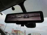 バックミラーには車両後部のカメラ画像を映す事が出来ますが録画機能は有りません。ガラスに貼り付けて有る四角い物はフロント用ドライブレコーダーです