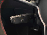 クルーズコントロール搭載のお車です。前車追従機能はついておりませんが、設定速度に保って走行を継続するため、長距離運転の際は疲労軽減に役立ちます。