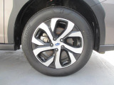 タイヤサイズは225/60R18 純正アルミホイール装着です!