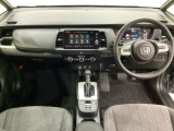 車内は光触媒抗菌消臭施工済です。インパネ周りはスタイリッシュなデザインで機能や装備も充実しています。グローブボックスやカップホルダーのほかにトレーなどたくさんの収納スペースが付いています。