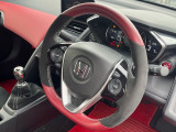 【ステアリングスイッチ】が付いており運転中に前方から目線をそらすことなくオーディオ等の操作が可能なので安心・快適にカーライフをお楽しみいただけます。
