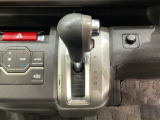 CVT車のセレクトレバーです。低速から高速まで、変速ショックのないスムーズな走りを実現するとともに、エンジン効率のよい領域を維持することで燃費にも貢献します。