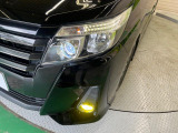 【LEDヘッドライト】悪天候や夜間走行時も良好な視界を確保し安心して運転できる高輝度LEDヘッドライトを装備!点灯速度が早く、消費電力も抑えられています。