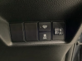 ハンドルの右側にはヘットライトリベライザーとHondaセンシング用のVSA解除スイッチなどがついています。ヘッドライトリベライザーは道路状況や積荷の加重に応じてライトの高さを調節できます。