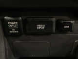 アクセサリーソケットはUSBのアダプターなどをつければ、スマホの充電にも使えます。横にはナビゲーション用の外部入力可能なUSB端子などがついております。