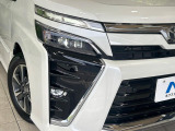 【LEDヘッドライト】悪天候や夜間走行時も良好な視界を確保し安心して運転できる高輝度LEDヘッドライトを装備!点灯速度が早く、消費電力も抑えられています。