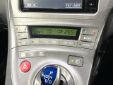 【オートエアコン】一度お好みの温度に設定すれば、車内の温度を検知し風量や温度を自動で調整。暑い…寒い…と何度もスイッチ操作をする必要はありません。快適な車内空間には必須の機能ですね♪