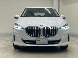 【キドニーグリル】BMWは約90年もの間、ほぼ全ての車両にひと目でBMWだと分かるこの特徴的なフロントグリルが備えられ、デザイン・アイコンとして親しまれてきました。