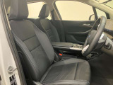 【コックピットシート】BMW車の主役席。車体中央にくる様に配置し車両重心とが一致する事でドライバーと車との一体感あるドライビングを実現。人間工学に基づき形成した形状が長時間のドライブ疲労も軽減します!
