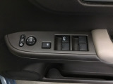 電動格納式リモコンドアミラーと、パワーウィンドウスイッチ等は運転席ドアにあります。