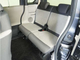 家族やご友人とBBQに行くとき、楽しさは道中の車内から始まっています!このベンチシートに座って、みんなで和気あいあい盛り上がりましょう!