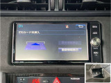 ナビ画面連動のETC付きです。高速道路料金所での小銭の出し入れや雨天時における窓の開け閉めなどの煩わしさが解消できます。料金所の通過もスムーズで快適ですよ。