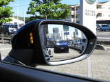 【ブラインドスポットアシスト】 車線変更アシスト機能。ドライバーの死角となる後方側面に車両を検知した際、ドアミラーに内蔵された警告灯が点滅しドライバーに注意を促します。