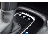 EVモードは電気モーターのみを使って走行するモードです。深夜の住宅街、屋内駐車場でエンジン騒音や排気ガスを気にすることなく走行できます。