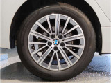 【BMWアロイホイル】軽量かつ強度に拘ったアロイホイル。走行性能ポテンシャルを引き出す設計。車の足元を引き締めてくれる大きなポイントはアロイホイルです。