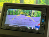 【バックカメラ】駐車時に後方がリアルタイム映像で確認できます。大型商業施設や立体駐車場での駐車時や、夜間のバック時に大活躍!運転スキルに関わらず、今や必須となった装備のひとつです!