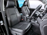 運転席シートです。フィット感が有り座り心地の良いシートです。