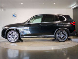 BMWではロングホイールベースの採用をしており、すべての車種に適用され、走行中の安定感の向上されております。また室内空間の広さにも貢献しております。