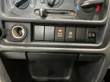 安全装備に関するボタンは運転席周りにまとめて設置されています