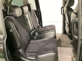 2列目シートは背もたれの角度調節ができるベンチシートになっております。長距離運転になってもゆったりとできるように、アームレストがついてます。