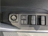 パワーウィンドウのスイッチですよ。 運転席に居ながら窓を開け閉めのコントロールできますよ。 ロック機能で、子供がイタズラして窓を開けるという事も無くなりますよ。