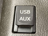 こちらのクルマはUSB接続コネクタも装備されています♪スマホの充電などにお使い下さい。ご旅行中での充電切れも、これなら心配いりませんね!