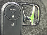【Hondaスマートキー】カバンやポケットに入れたままでもドアの施錠・解錠が可能なスマートキーを装備。エンジンのオン・オフ時もカギを取り出す必要が無いからとっても便利です♪