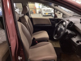フィット感のあるシート。身体をしっかりと支えてくれるので、長時間の運転も快適にサポートしてくれます。