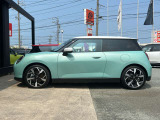 この色遣い!このお洒落感はMINIだけです。外装の顔やボディーだけでも充分かわいいですが、内装も楽しめるインテリア空間となっております。MINIに乗るだけで普段の運転がさらに楽しくなりますよ。