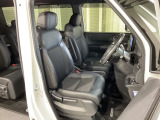 乗降がしやすい運転席。高さが調節できて小柄な方でもベストポジションをとることができます。