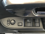 電動格納式リモコンドアミラーと、パワーウィンドウマスタースイッチ等は運転席ドアにあります。
