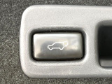 【パワーバックドア】スマートキーや運転席のボタンを押すだけでリアゲートが自動で開閉します!荷物を持っている時や、高い位置にあるバックドアを閉める際に便利な機能です♪