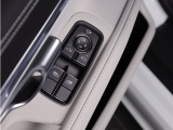 電動格納ドアミラーが狭い駐車スペースでの取り扱いをスムーズに。ワンタッチでミラーを折りたたみ、便利さと車両の保護を両立させます。