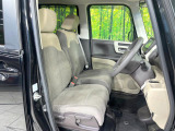 運転席まわりには十分なスペースがあり、大柄な方でもゆったり運転していただける環境です。