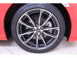 カッコイ〜純正アルミ。走っていてもこの存在感あり!!タイヤサイズは215/45R17