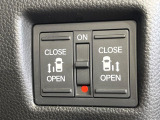 【両側パワースライドドア】スマートキーや運転席のスイッチで後席両側スライドドアの開閉が可能♪電動だから力を入れてドアを開ける必要が無く、小さなお子様でも簡単に開け閉めでき快適です♪