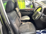 運転席まわりには十分なスペースがあり、大柄な方でもゆったり運転していただける環境です。