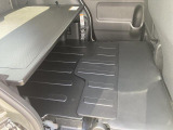 後席を落とし込むとフラットな荷室に!