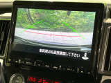 【バックカメラ】駐車時に後方がリアルタイム映像で確認できます。大型商業施設や立体駐車場での駐車時や、夜間のバック時に大活躍!運転スキルに関わらず、今や必須となった装備のひとつです!