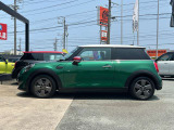 この色遣い!このお洒落感はMINIだけです。外装の顔やボディーだけでも充分かわいいですが、内装も楽しめるインテリア空間となっております。MINIに乗るだけで普段の運転がさらに楽しくなりますよ。