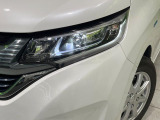 【LEDヘッドライト】悪天候や夜間走行時も良好な視界を確保し安心して運転できる高輝度LEDヘッドライトを装備!点灯速度が早く、消費電力も抑えられています。
