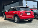 コンパクトな車体にパワフルなエンジン、ゴーカートのようなドライブフィールは乗ってみるとなお、他の車とは一線を画す魅力を持っています。