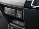 スマートフォンの充電等にも便利な電源ソケットも使いやすい場所に装備されています。